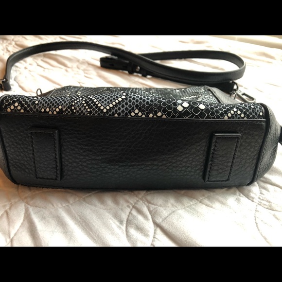 HALSTON HERITAGE AUTHENTIC! Leather purse w/embossed snake skin design. A Steal! - Picture 15 of 16
